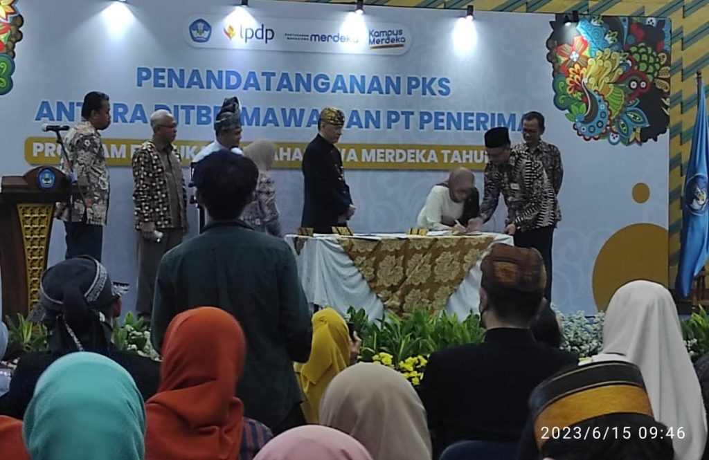 Rektor Universitas Islam Makassar (UIM) Dr. Ir. Hj. Andi Majdah M Zain, M.Si menghadiri Undangan Penandatanganan Perjanjian Kerjasama (PKS) dengan Direktorat Pembelajaran dan Kemahasiswaan (Ditbelmawa) sebagai salah satu dari 144 yang diundang hadir karena ada 204 Perguruan Tinggi penerima Pertukaran Mahasiswa Merdeka Angkatan 3 (PMM 3) tahun 2023 program Merdeka Belajar Kampus Merdeka (MBKM) Kementrian Pendidikan, Kebudayaan Riset dan Teknologi Republik Indonesia di Ruang Auditorium Gedung D, Lantai 2, Kementerian Pendidikan, Kebudayaan, Riset, dan Teknologi, Kamis (15/06/2023).