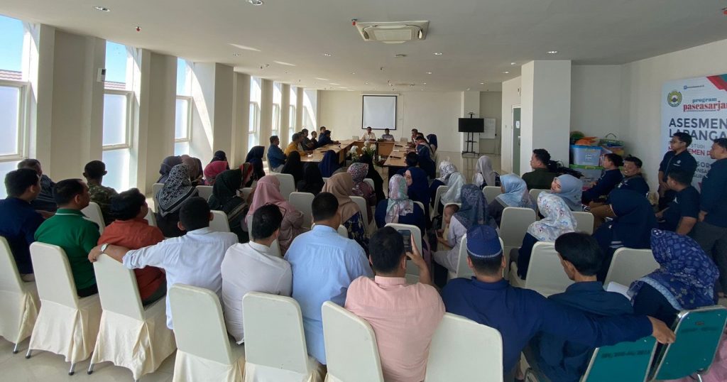 Rektor UIM Al-Gazali, Prof. Dr. H. Muammar Bakry, Lc., M.A silaturahim dengan seluruh karyawan bersama kepala Biro Universitas Islam Makassar (UIM) Al-Gazali yang dilaksanakan di Ruang Rapat Lantai 3 Gedung Rektorat UIM Al-Gazali, Selasa (08/08/2023).