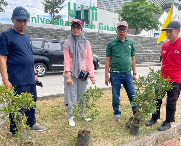 Ketua Yaysan Perguruan Tinggi Al-Gazali Hj. Fatimah Kalla sumbang 200 pohon kepada Universitas Islam Makassar (UIM Al-Gazali) yang akan ditanam di lingkungan kampus UIM Al-Gazali untuk membantu menciptakan lingkungan yang lebih hijau dan berkelanjutan, Sabtu (19/08/2023).