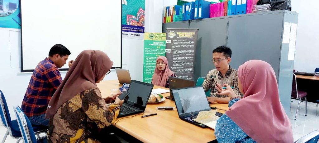 Fakultas Ilmu Sosial dan Ilmu Politik Universitas Islam Makassar (UIM Al-Gazali) gelar rapat persiapan semester awal tahun akademik 2023/2024 di Ruang Ujian FISIP UIM Al-Gazali, Kamis (24/08/2023).