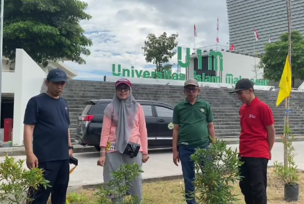 Civitas Universitas Islam Makassar (UIM Al-Gazali) tanam pucuk merah demi mewujudkan kampus hijau, Sabtu (19/08/2023).