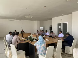 Universitas Islam Makassar (UIM) Al-Gazali gelar rapat persiapan Pengenalan Kehidupan Kampus bagi Mahasiswa Baru (PKKMB) tahun akademik 2023/2024 yang berlangsung di Ruang Rapat Lantai 3 Gedung Rektorat UIM Al-Gazali, Rabu (20/09/2023).