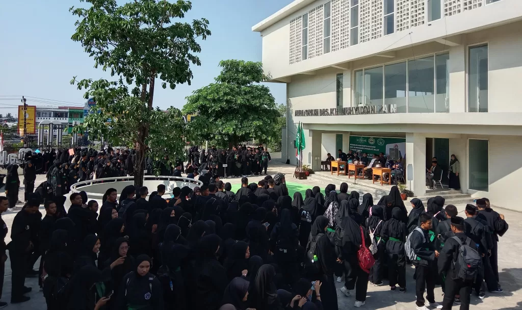 Mahasantri Universitas IsIam Makassar (UIM) Al-Gazali, Nur Afiah menampilkan atraksi Pancak Silat dihadapan peserta Pagar Nusa