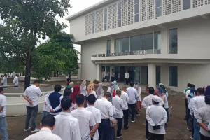 Wakil Rektor II UIM Memimpin Upacara Bendera dengan Semangat Ramadhan