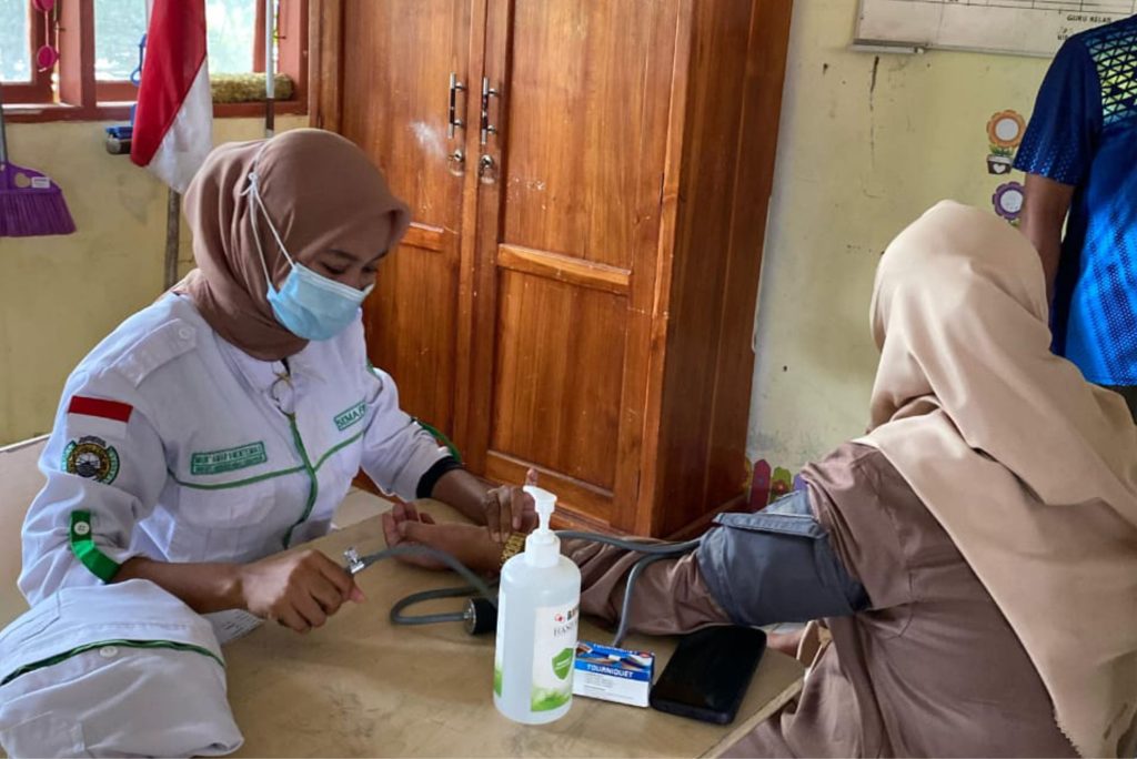 Senat Mahasiswa dan IKA FIK UIM Hadirkan Layanan Kesehatan Gratis di Maros