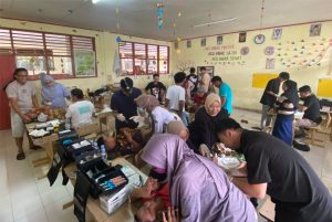 Bakti Sosial, Senat Mahasiswa dan IKA FIK UIM Gelar Sunatan Massal di Maros