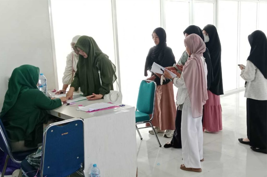 Menjelang PKKMB, Mahasiswa Baru UIM Antusias Ambil Atribut
