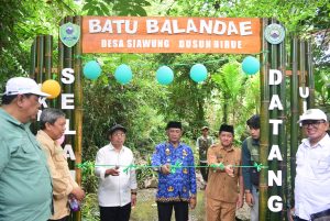 Mahasiswa KKN UIM Bangun Gapura Wisata Batu Balandae Barru