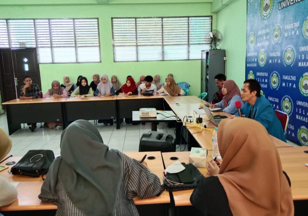 Dekan Fakultas Matematika dan Ilmu Pengetahuan Alam, Universitas IsIam Makassar (FMIPA UIM) Al-Gazali, apt. Dr. Rusman, M.Si menyampaikan pentingnya menjalankan tugasnya sebagai tenaga kefarmasian, dalam melakukan pengabdian kepada masyarakat.